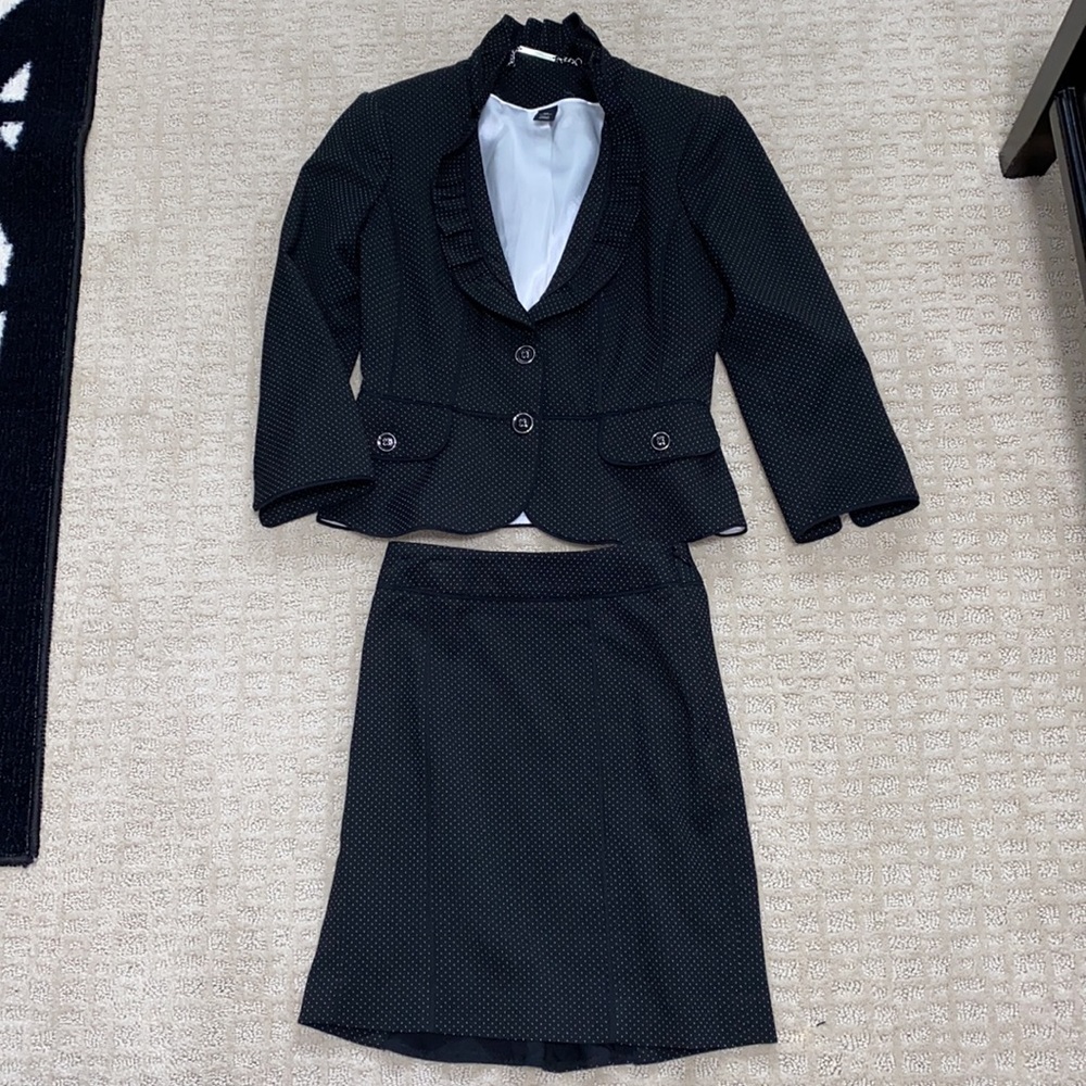 ⭐️SOLD⭐️White House black market suit set